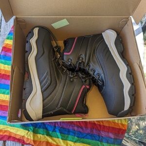 Woman's boots size 8 new